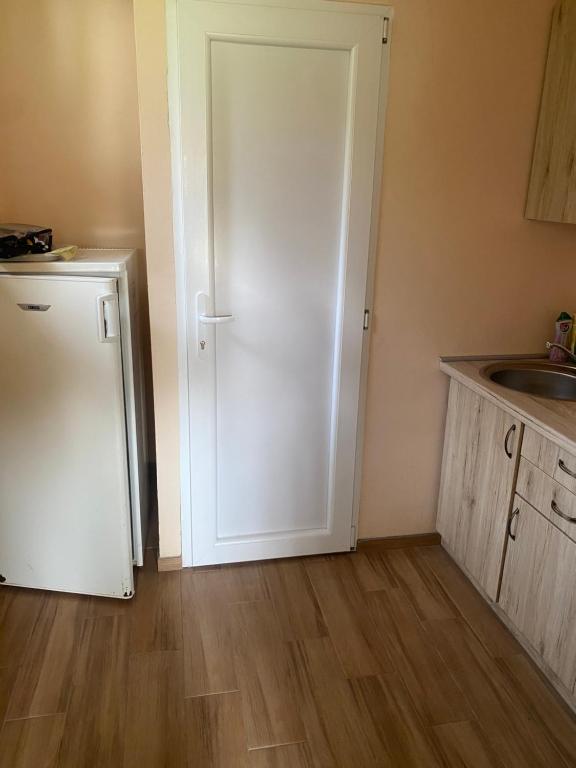 Kuchnia lub aneks kuchenny w obiekcie Aqua Bella Apartman