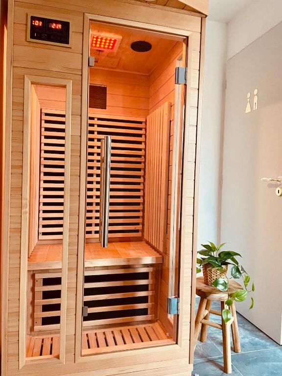 un bain à remous dans l'établissement Luxurious studio with Sauna, Video projector, Garden, à Dole