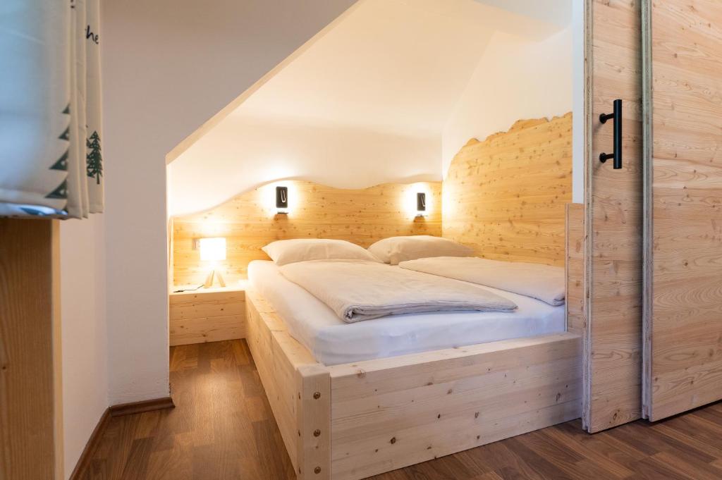 Letto o letti in una camera di Nationalpark Gesäuse Lodge