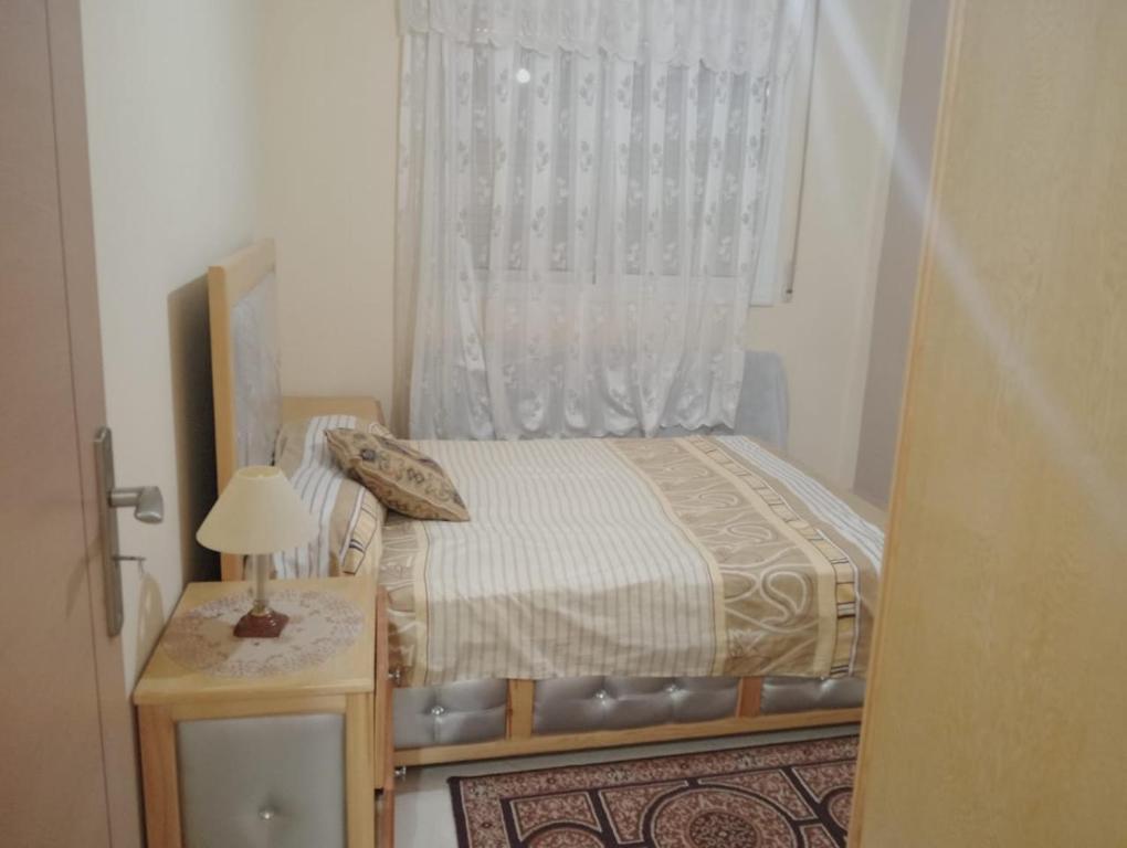 Giường trong phòng chung tại bel appartement clima wifi a oujda