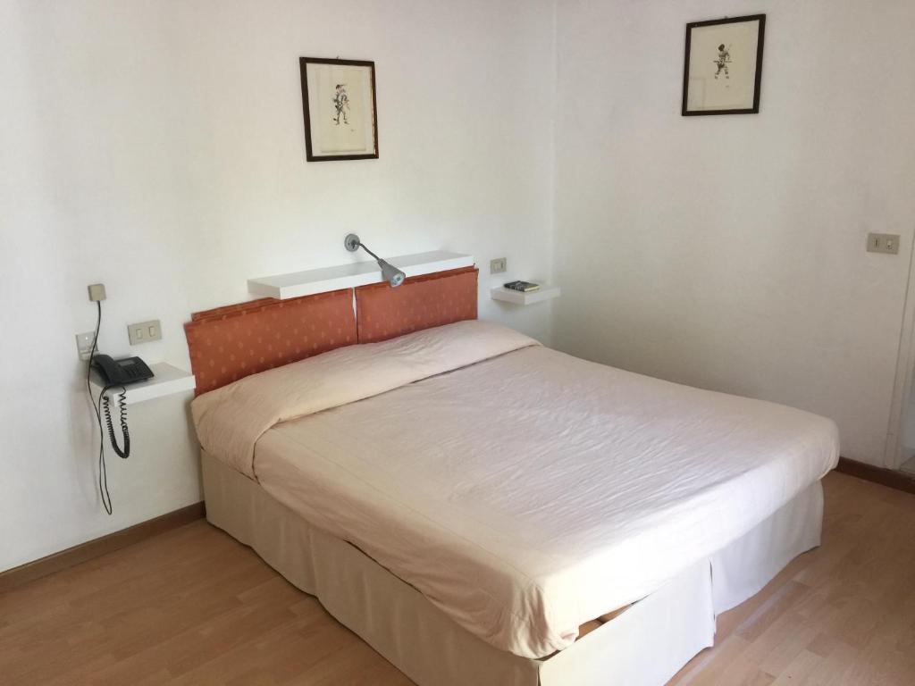 1 dormitorio con 1 cama grande y lámpara. en Hotel Marlisa Pier, en Lido di Jesolo