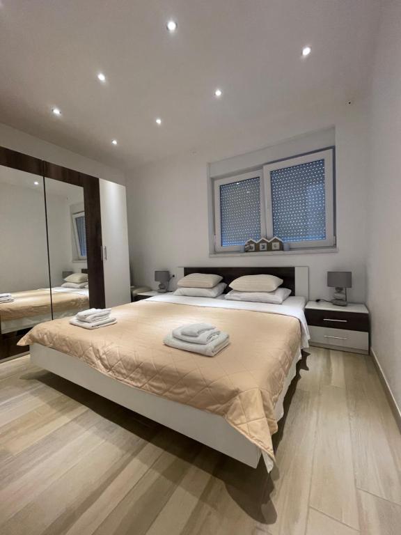 Ένα ή περισσότερα κρεβάτια σε δωμάτιο στο DejaBlue Apartments