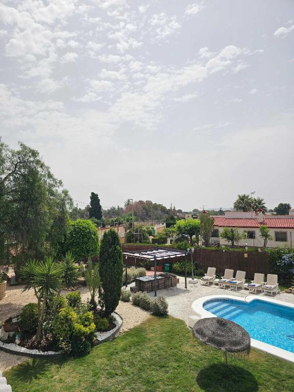 Bazén v ubytování CHALET ALICANTE Sol y Luz nebo v jeho okolí