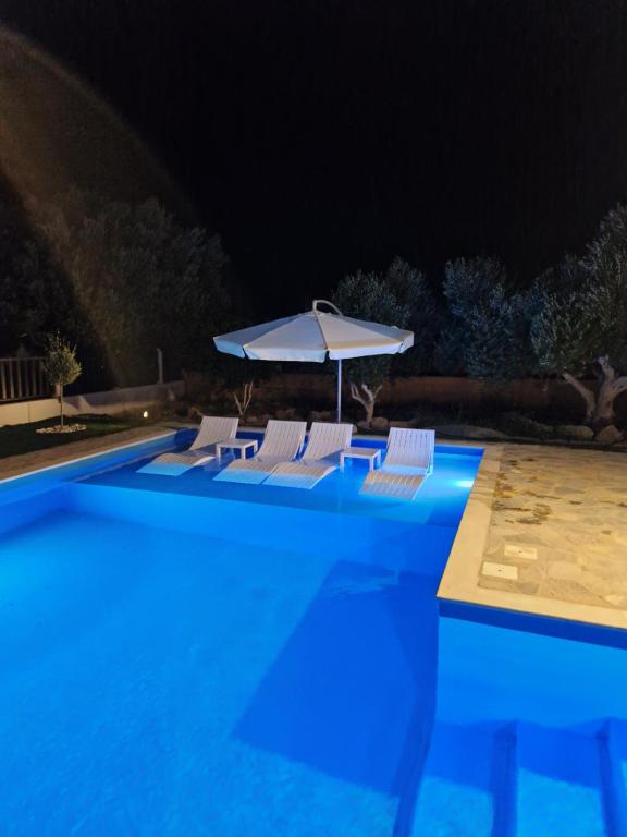 Bazén v ubytování Villa Aelia Kefalos-Private & Spacious with Pool nebo v jeho okolí