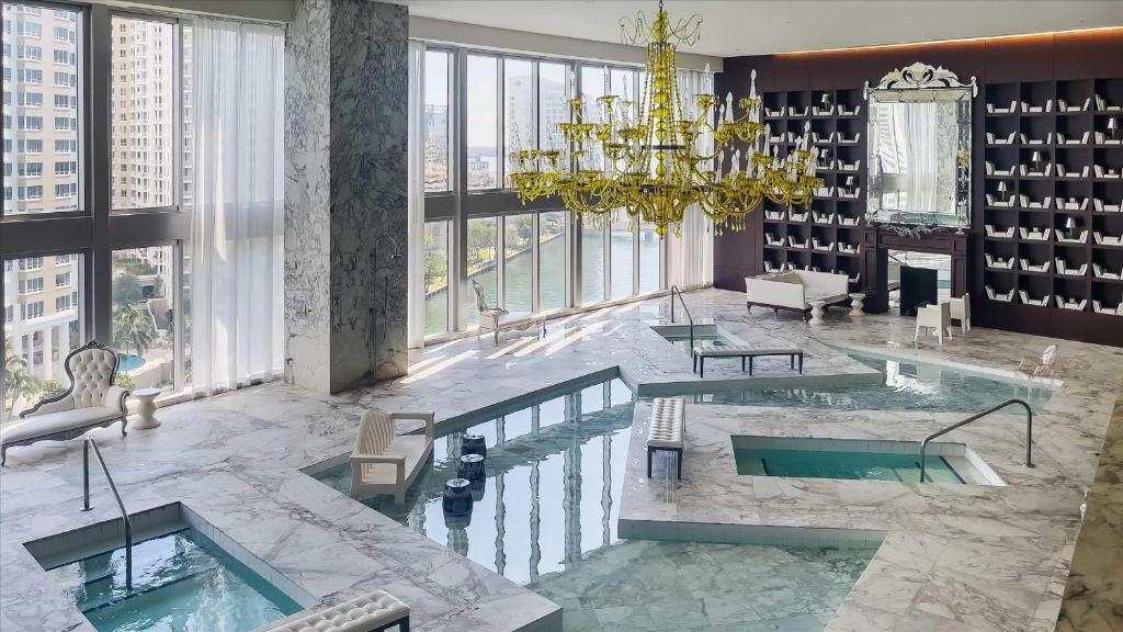 Swimmingpoolen hos eller tæt på Large Suites in Hotel W with bay views