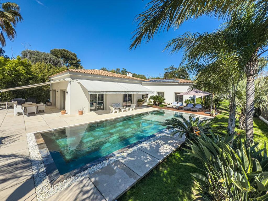 ein Swimmingpool im Hinterhof eines Hauses in der Unterkunft Beautiful luxury villa in Antibes