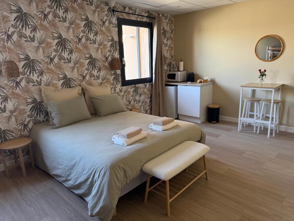 Un dormitorio con una cama con dos toallas encima. en Suite du Spa 3 - Parking Privé Gratuit, en Reims