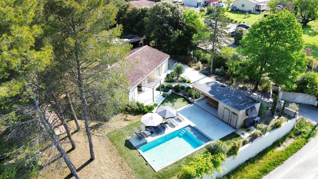 an overhead view of a house with a swimming pool at Villa tout équipée - Piscine & pool house - CLIM in Uzès