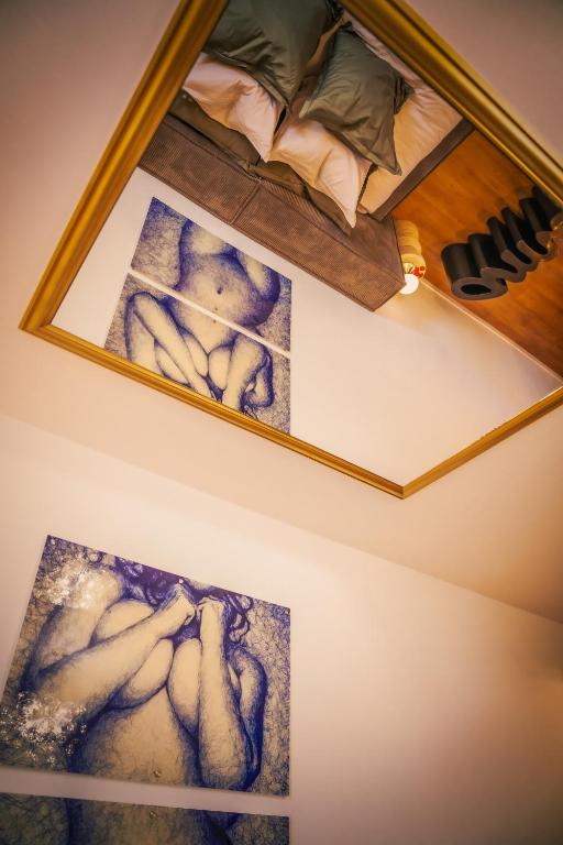 une chambre avec deux tableaux au plafond d'un lit dans l'établissement Love room Casa Amore, à Prades