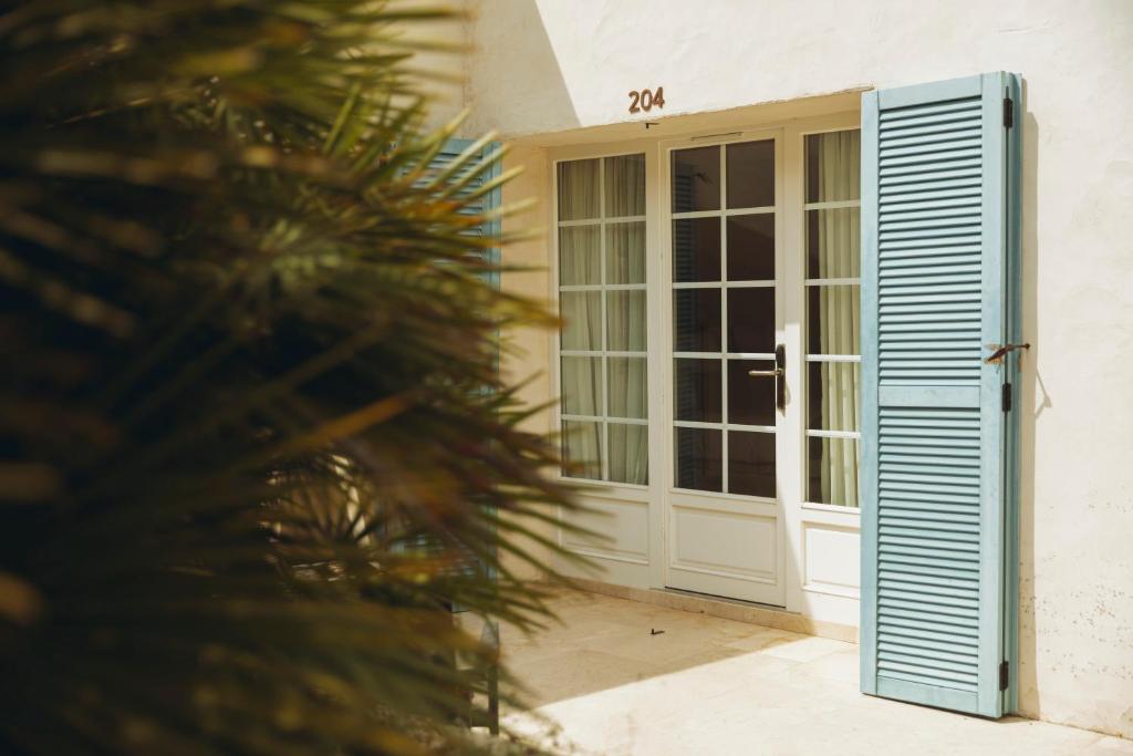 an open door of a house with a christmas tree at La Bastide des Salins in Saint-Tropez