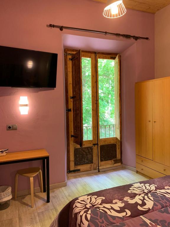 TV a/nebo společenská místnost v ubytování Hotel rural La soleia d'Oix