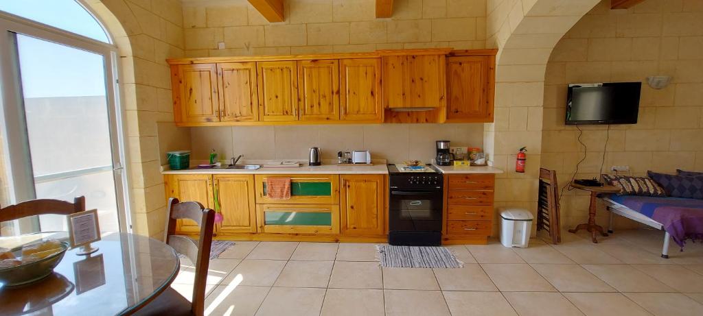 Kuchyň nebo kuchyňský kout v ubytování HAPPY & HEALTHY GOZO, self-check-in guest house