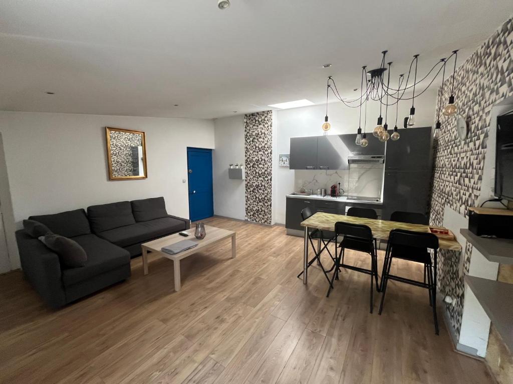 un salon avec un canapé et une table dans l'établissement La Suite Pitot - 50m de Arc de Triomphe, à Montpellier