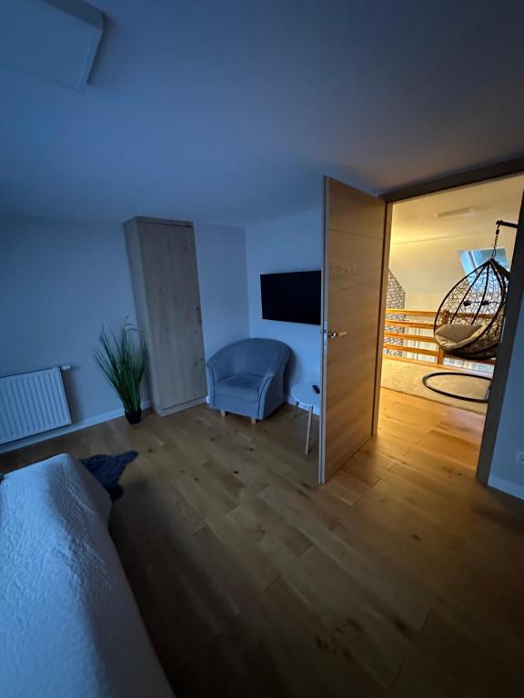 Televízia a/alebo spoločenská miestnosť v ubytovaní Apartament Karkonoskie Tarasy