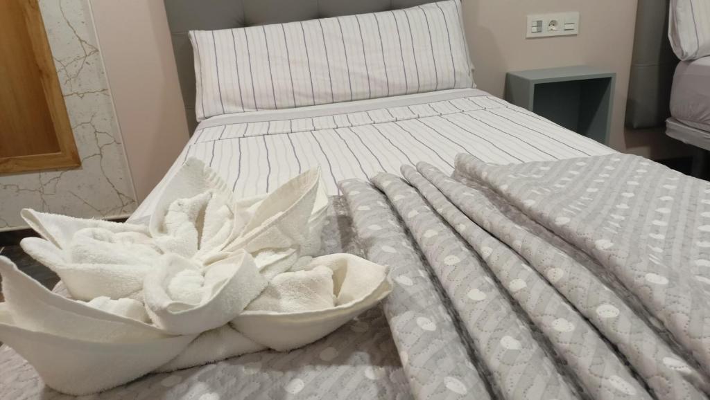 A bed or beds in a room at Apartamento calle de la Cordera, 3