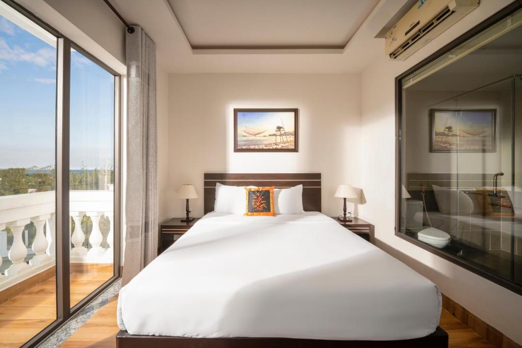 Postel nebo postele na pokoji v ubytování Hoi An Beach Hotel