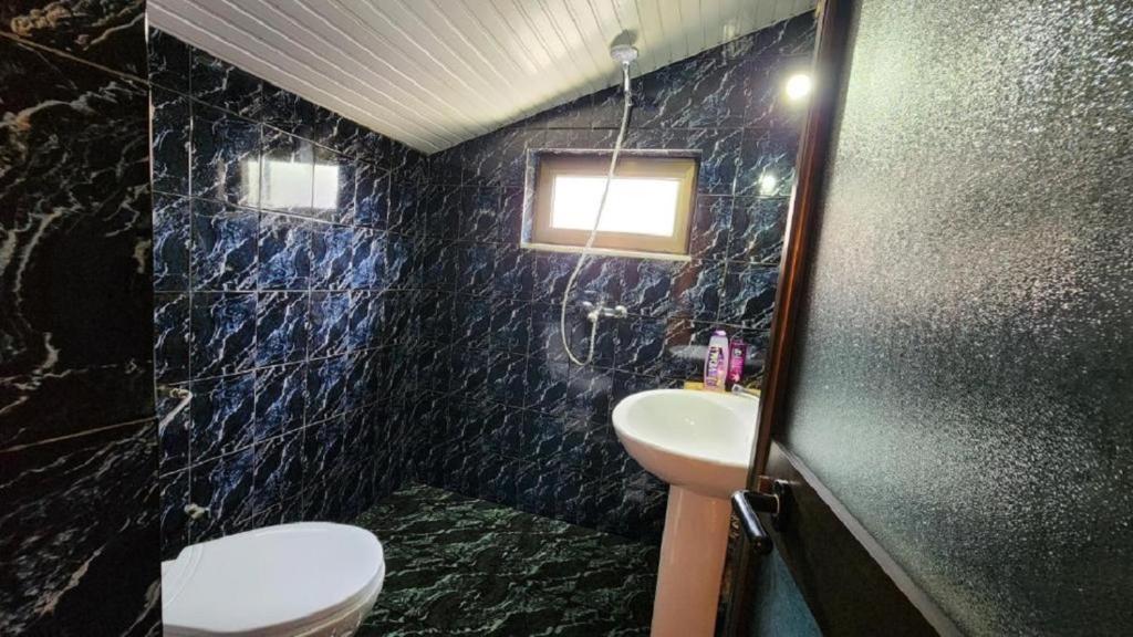 Koupelna v ubytování TOPO Hostel
