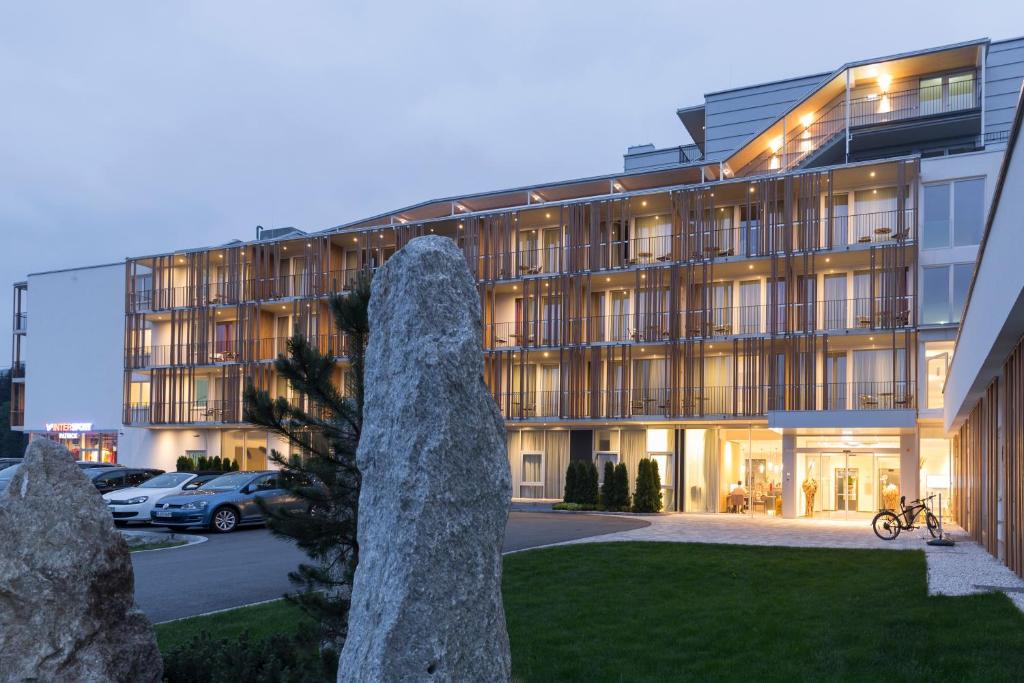 een gebouw met een standbeeld ervoor bij Sentido alpenhotel Kaiserfels in Sankt Johann in Tirol