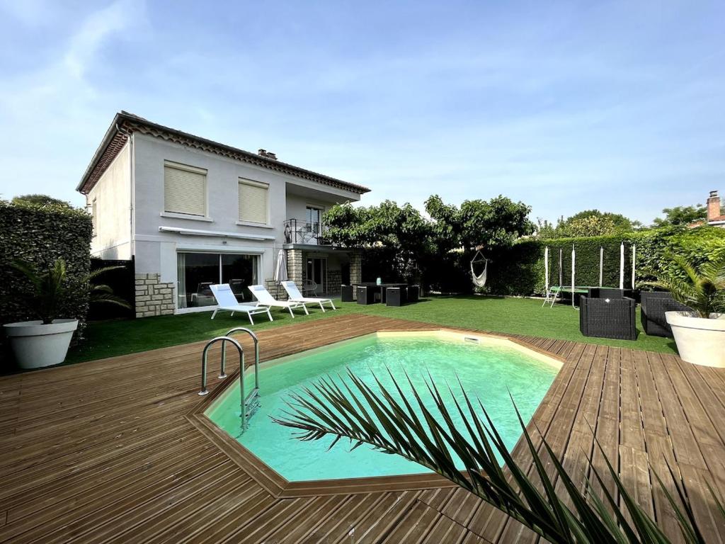une piscine au milieu d'une cour dans l'établissement Maison avec piscine, à Carpentras