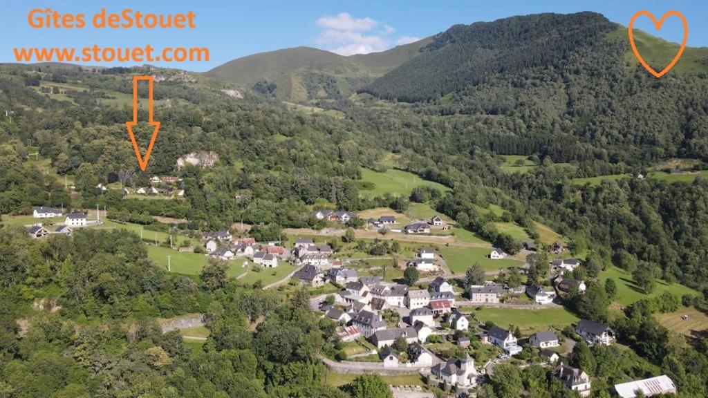 - une vue aérienne sur un village dans les montagnes dans l'établissement Gîtes de Stouet, à Artalens-Souin