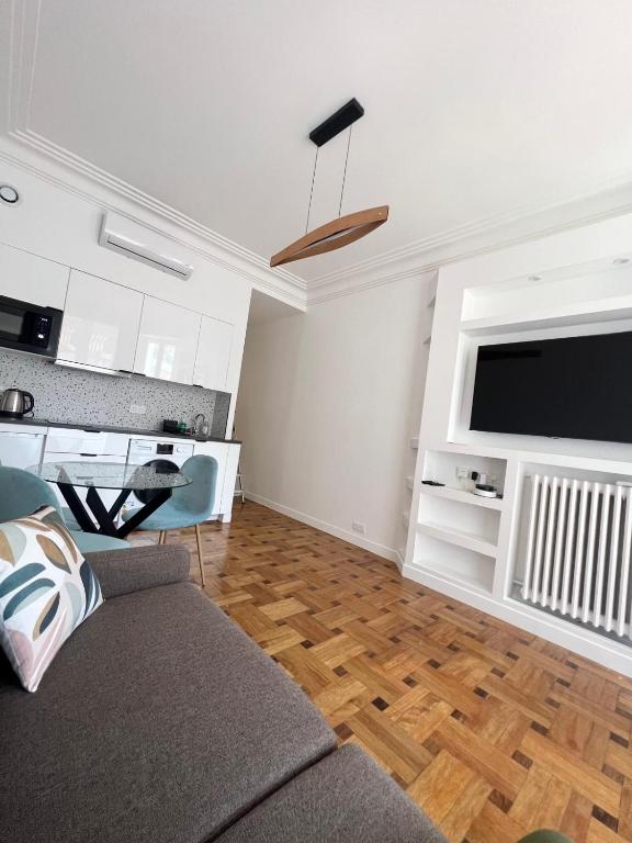 un salon avec un canapé et une télévision à écran plat dans l'établissement Appartement Rex, à Nice