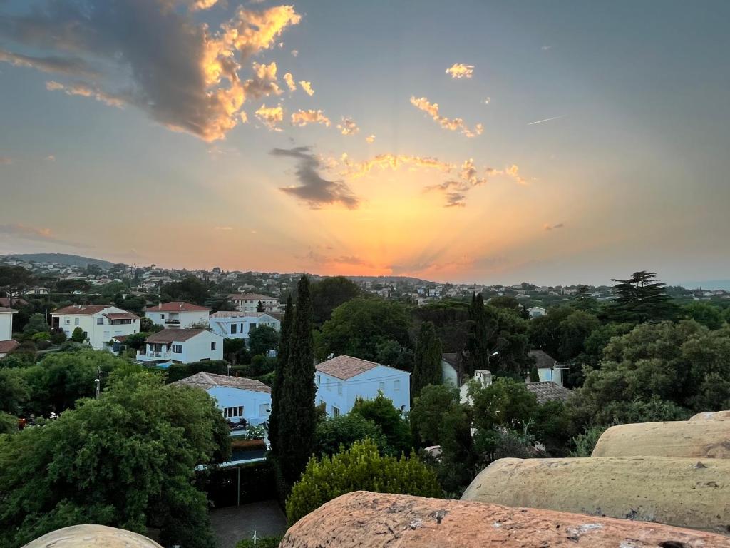 - une vue sur la ville au coucher du soleil dans l'établissement St Aygulf - Studio, Piscine & CLim & Vélos, à Saint-Aygulf