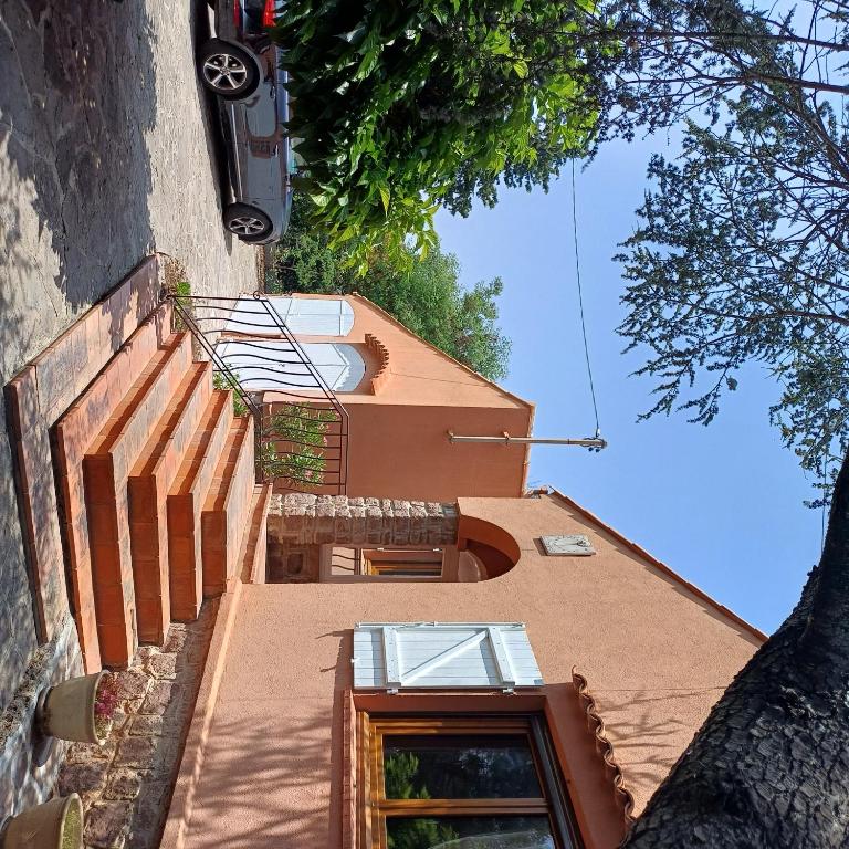 un bâtiment avec un balcon sur le côté dans l'établissement Lesmiens, à Saint-Raphaël