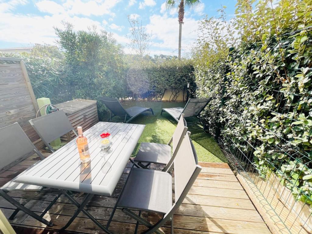 Photo de la galerie de l'établissement Studio lumineux et terrasse ensoleillée Portissol, à Sanary-sur-Mer