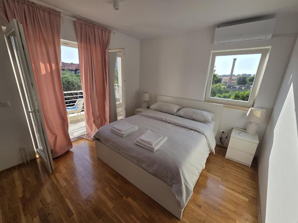 Łóżko lub łóżka w pokoju w obiekcie Apartments Mali Ivo
