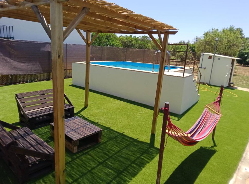 a backyard with a hammock and a swimming pool at La Casa de la Abuela 
