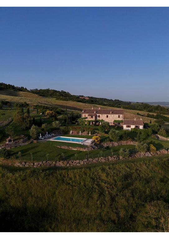 Bazén v ubytování Romantico Cottage nebo v jeho okolí