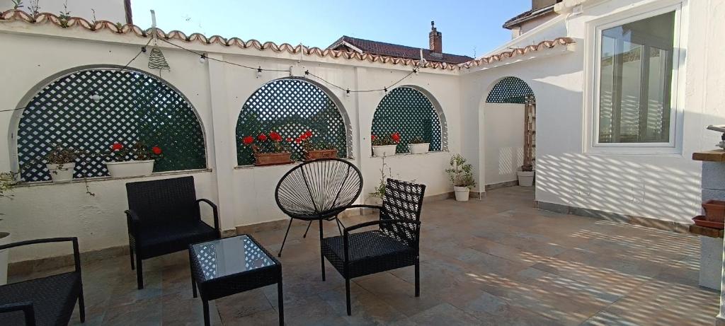 d'une terrasse avec deux chaises et une table. dans l'établissement Maison de ville avec grande terrasse à Caneta, à Hendaye