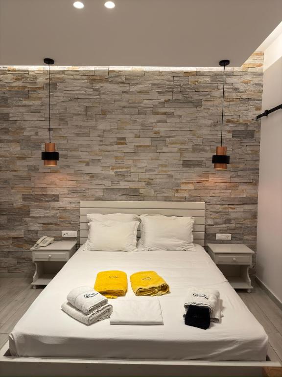 Postel nebo postele na pokoji v ubytování Dimitra Hotel