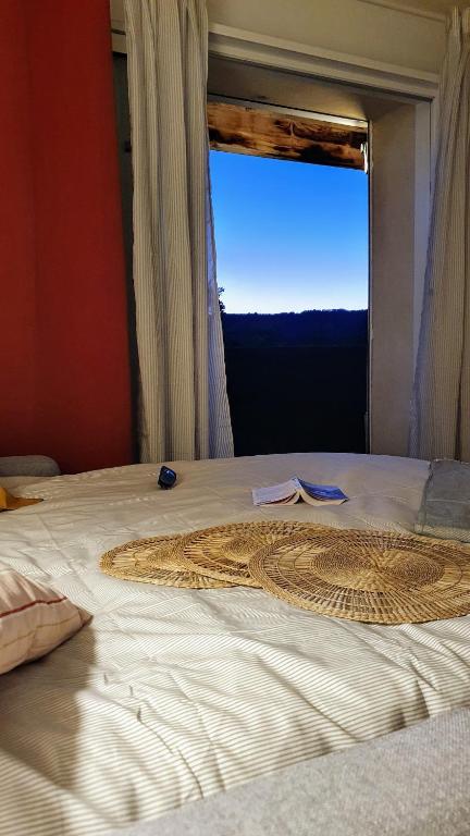 un grand lit avec une fenêtre dans une chambre dans l'établissement Sunset Studio Air conditionner and Lake Access, aux Salles-sur-Verdon