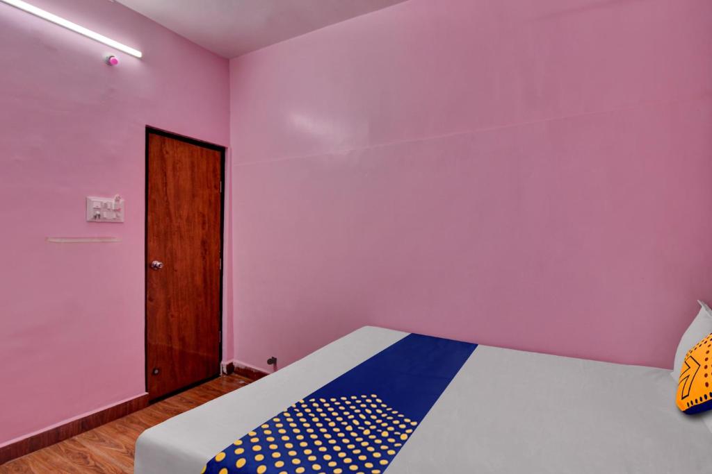 Postel nebo postele na pokoji v ubytování SPOT ON Hotel BRC Inn
