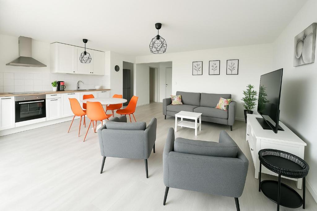 un salon avec un canapé, des chaises et une table dans l'établissement Tiya-Gare Champs sur Marne-Parking Gratuit, à Champs-sur-Marne