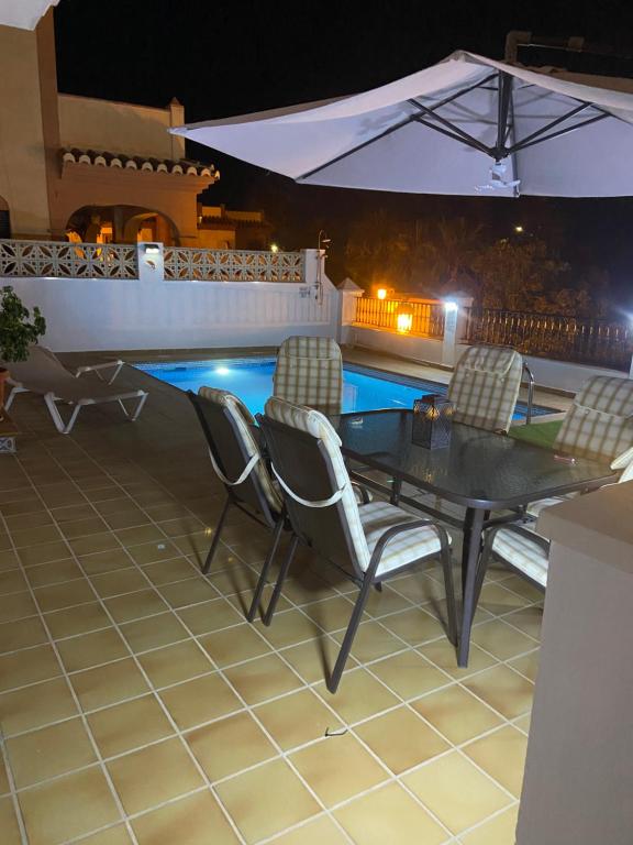 Bazén v ubytování Casa Rosi, vistas al mar, piscina privada y A/A nebo v jeho okolí