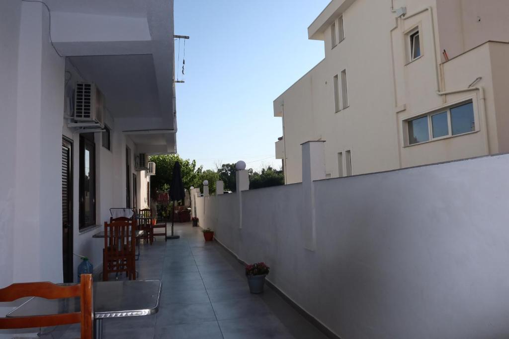 Balkón nebo terasa v ubytování LM Murati Hotel