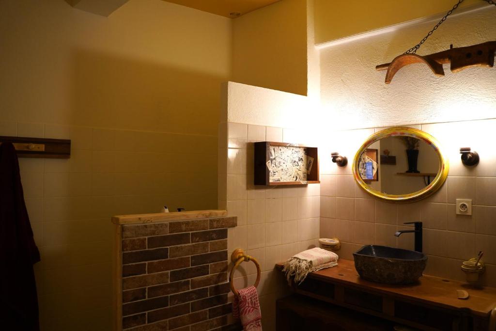 TV a/nebo společenská místnost v ubytování Lily à l'auberge