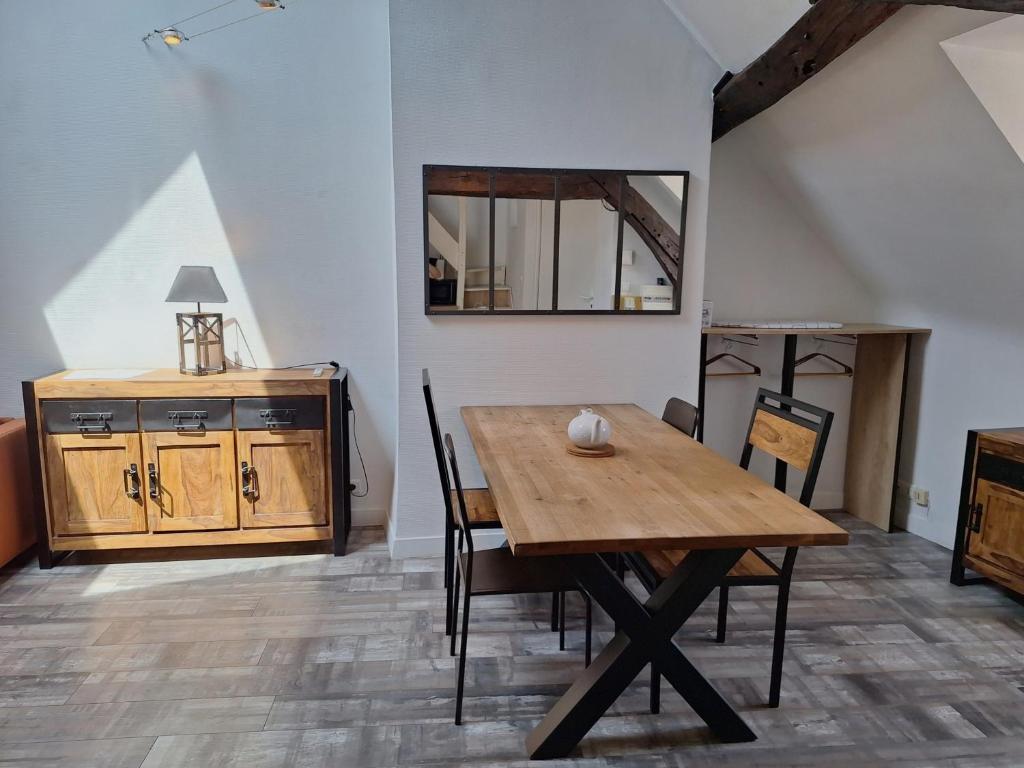 une salle à manger avec une table et des chaises en bois dans l'établissement Bords de Loire - Climatisé - 4 personnes - Hypercentre Orléans, à Orléans