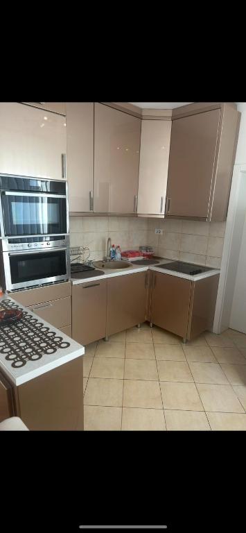 Kuchyň nebo kuchyňský kout v ubytování Wing apartman