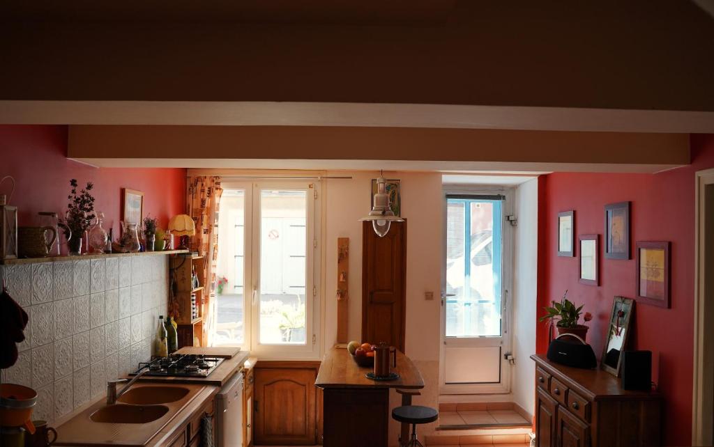Kuchyň nebo kuchyňský kout v ubytování Lily à l'auberge