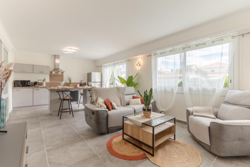 un salon avec un canapé et une table dans l'établissement Le Lonsois - T3 lumineux avec extérieur, à Pau