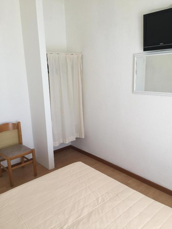 Televízia a/alebo spoločenská miestnosť v ubytovaní Hotel Marlisa Pier