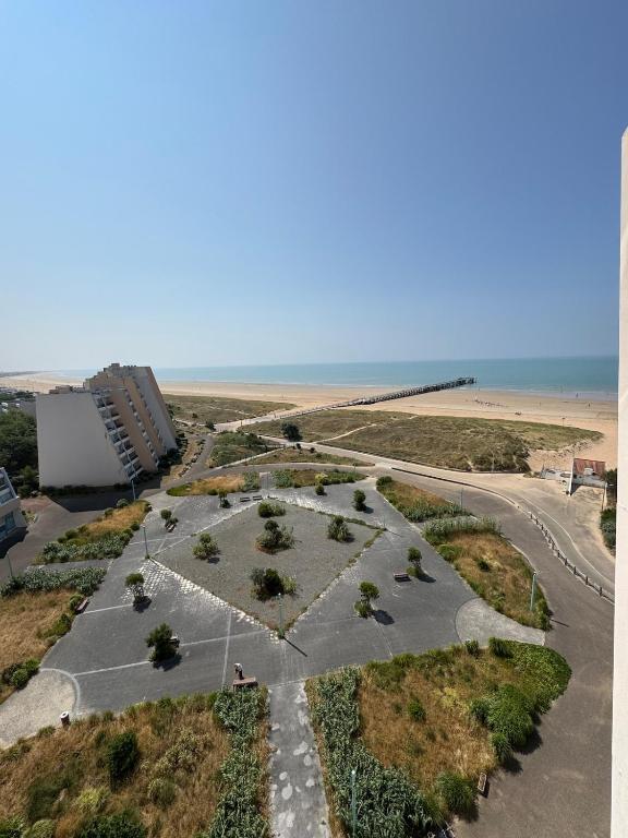 - une vue aérienne sur un parking à côté de la plage dans l'établissement Fabuleux Face Mer 9ème étage, à Saint-Jean-de-Monts