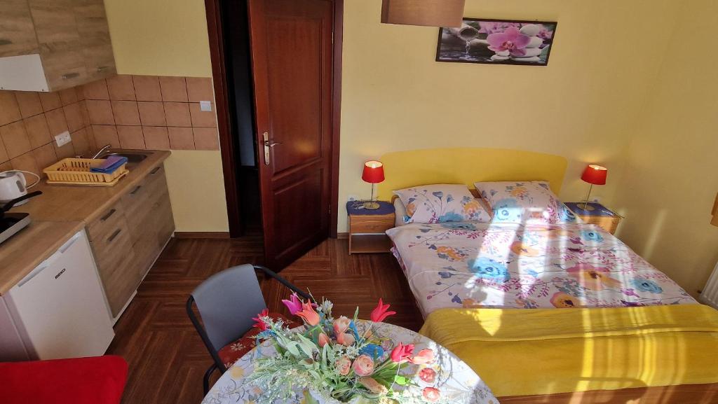 Posteľ alebo postele v izbe v ubytovaní Apartamenty u Ani