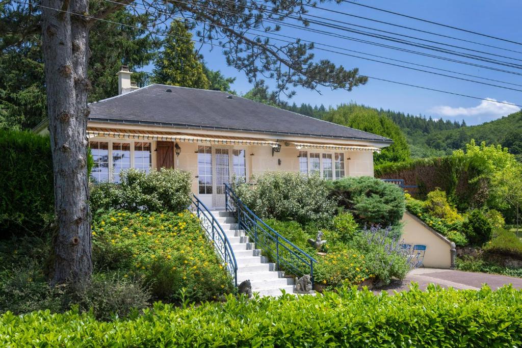 une maison avec un escalier en face de celle-ci dans l'établissement 'Maison Bellevue', à Corancy