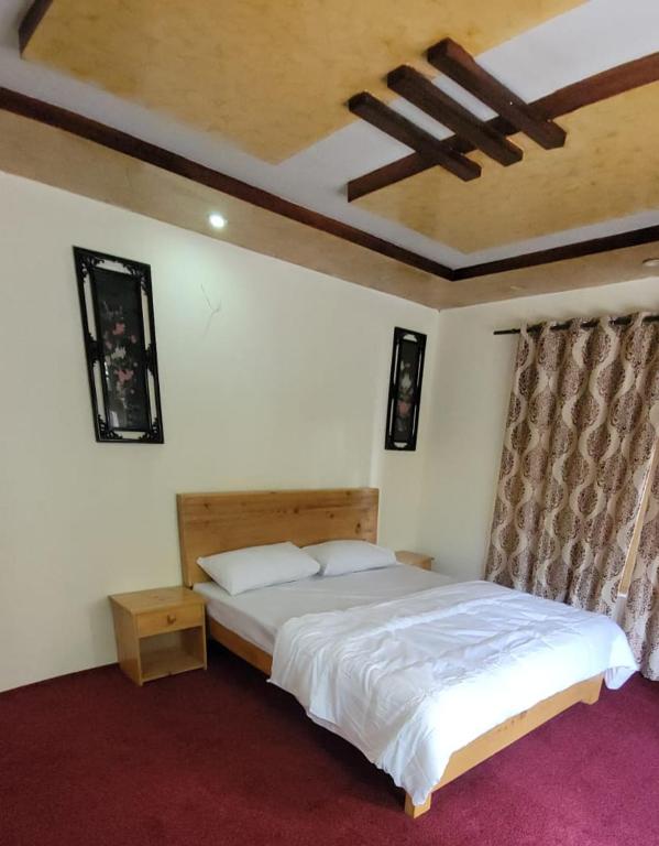 Postel nebo postele na pokoji v ubytování Black Stone Suites Skardu
