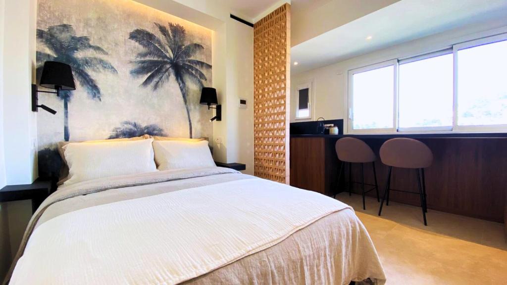 une chambre avec un grand lit avec un tableau au mur dans l'établissement Cannes Croisette, à Cannes