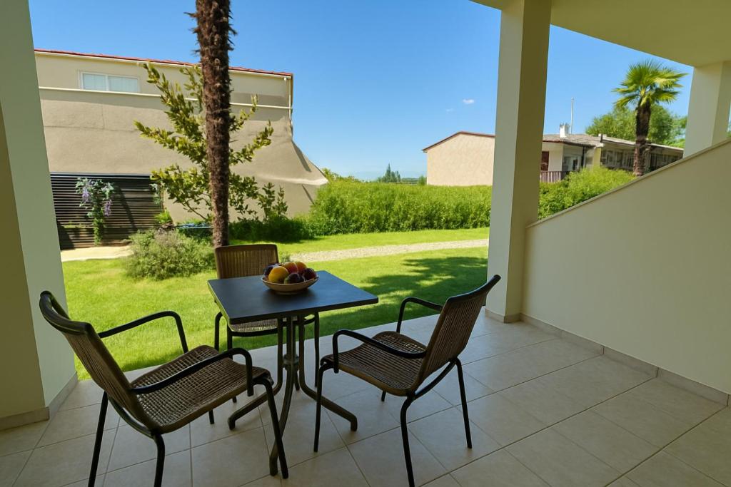Patio alebo iná vonkajšia časť ubytovania Samel Hotel